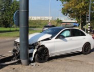 Automobilist botste op paal
