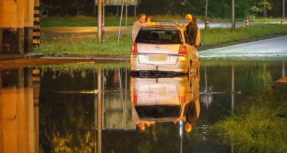 Auto's gestrand vanwege hevige regenval - Afbeelding 7