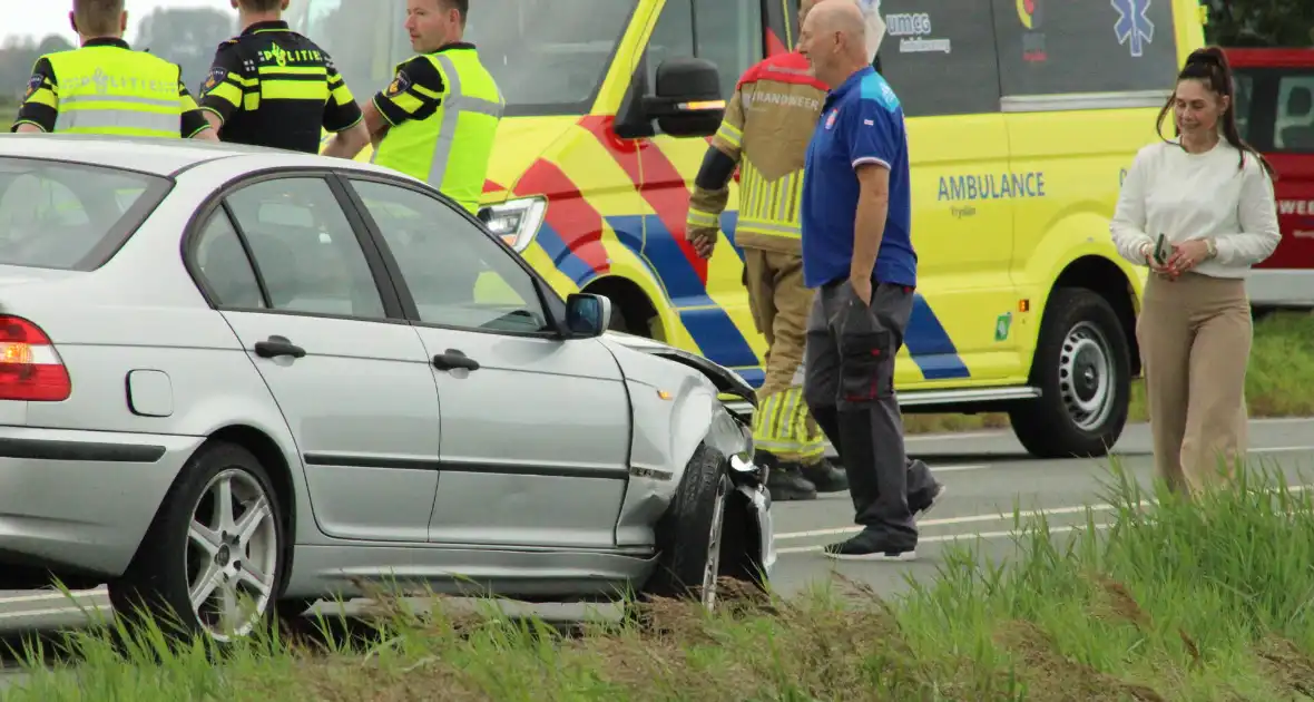 Gewonde bij botsing op kruising - Foto 12