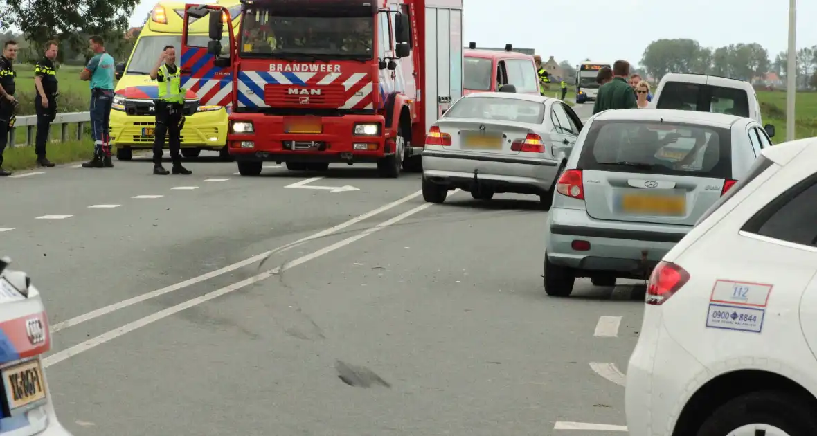 Gewonde bij botsing op kruising - Foto 13