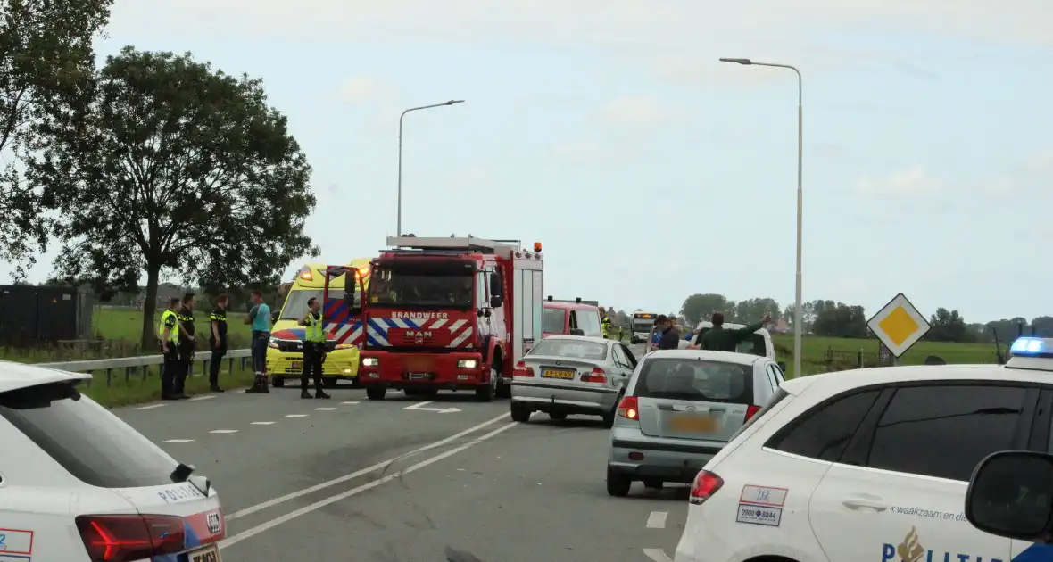 Gewonde bij botsing op kruising - Foto 14