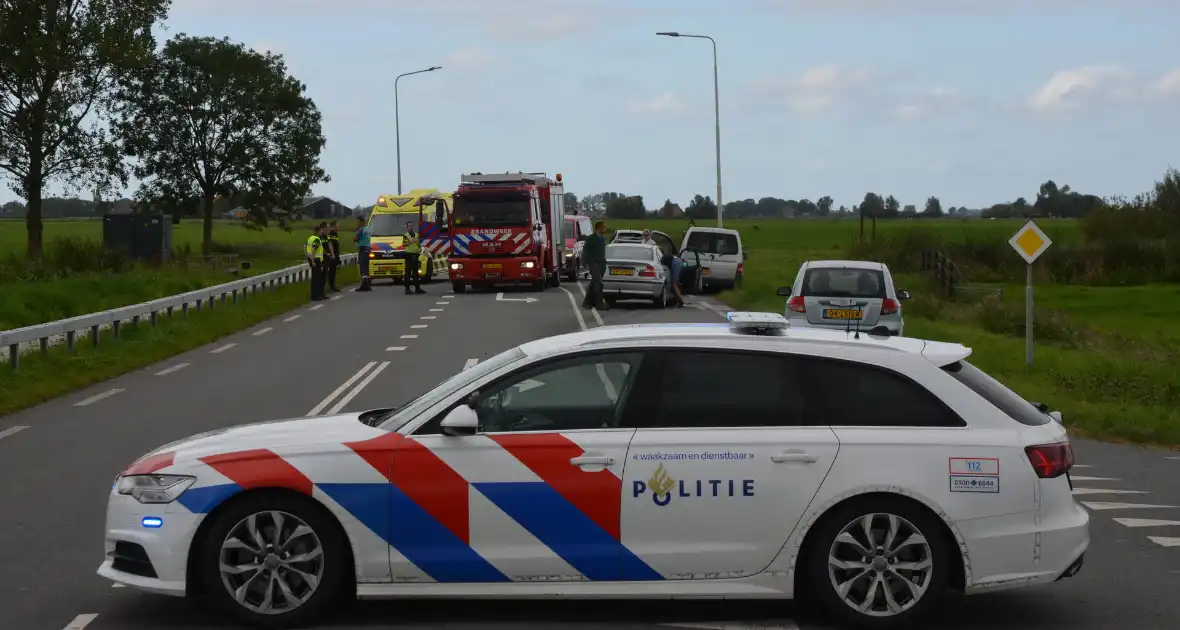 Gewonde bij botsing op kruising - Foto 4