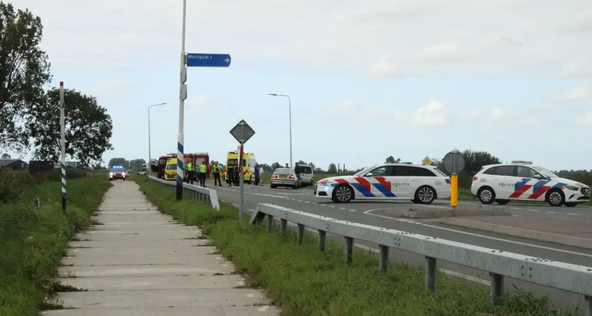 Gewonde bij botsing op kruising - Foto 7