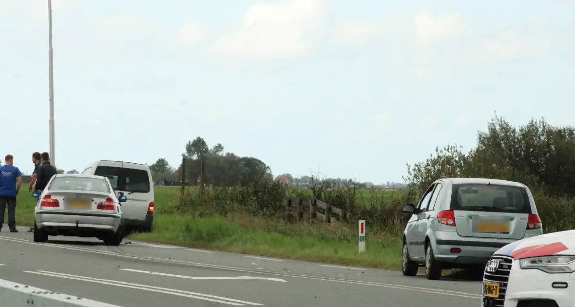 Gewonde bij botsing op kruising - Foto 8