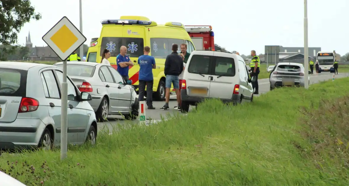 Gewonde bij botsing op kruising - Foto 9