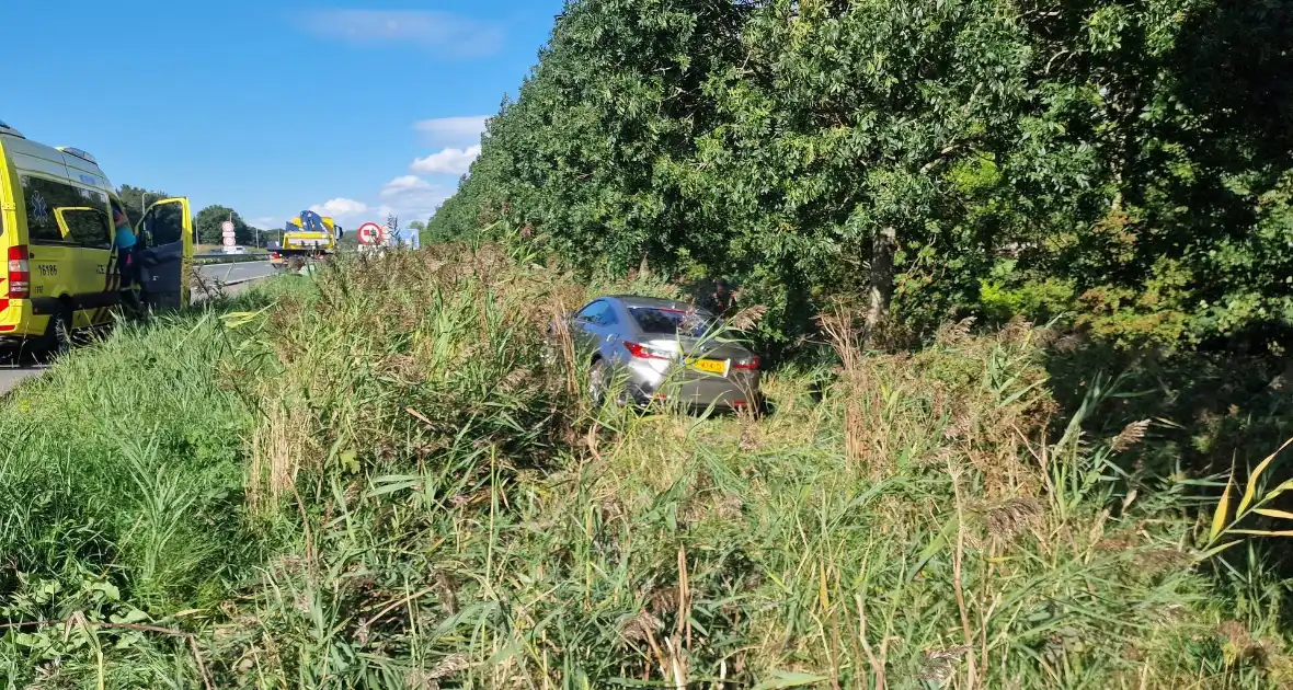 Automobilist belandt in bosschages