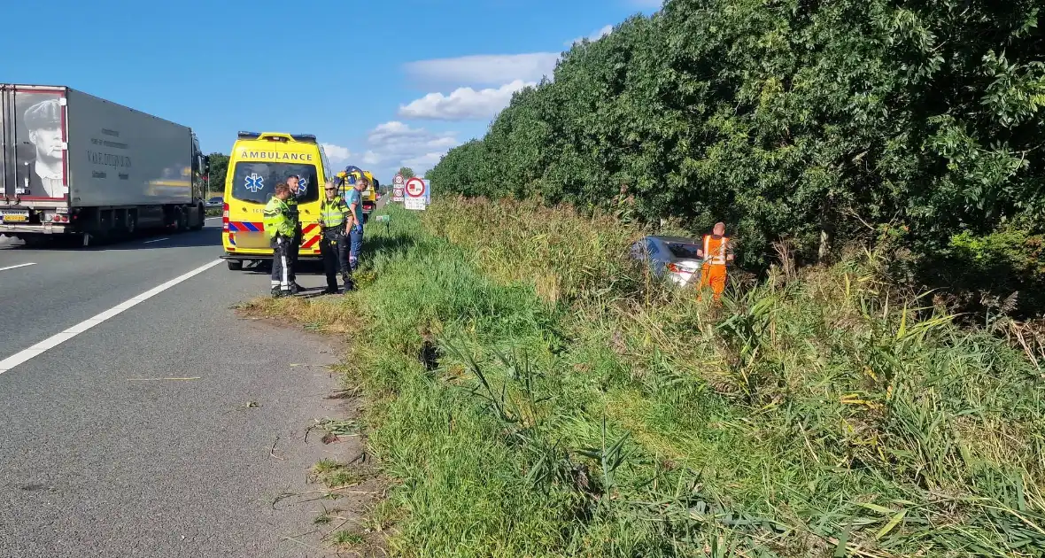 Automobilist belandt in bosschages - Foto 1