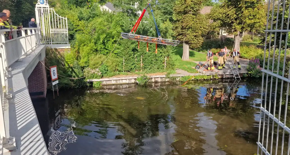 Zoekactie in water na aantreffen schoenen bij brug