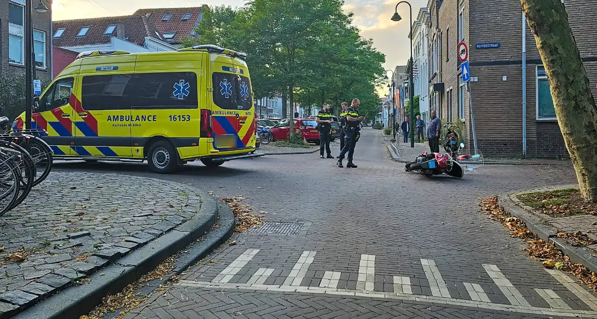 Scooterrijder gewond bij botsing op kruising - Foto 1