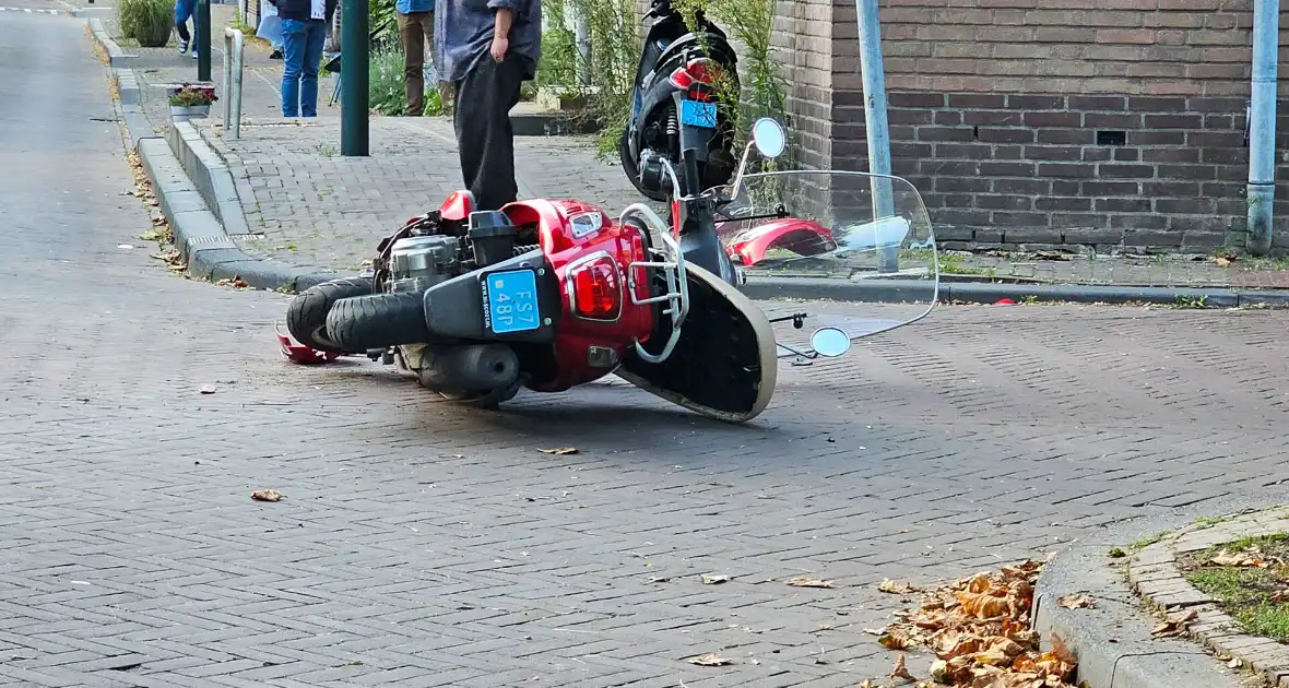 Scooterrijder gewond bij botsing op kruising - Foto 2