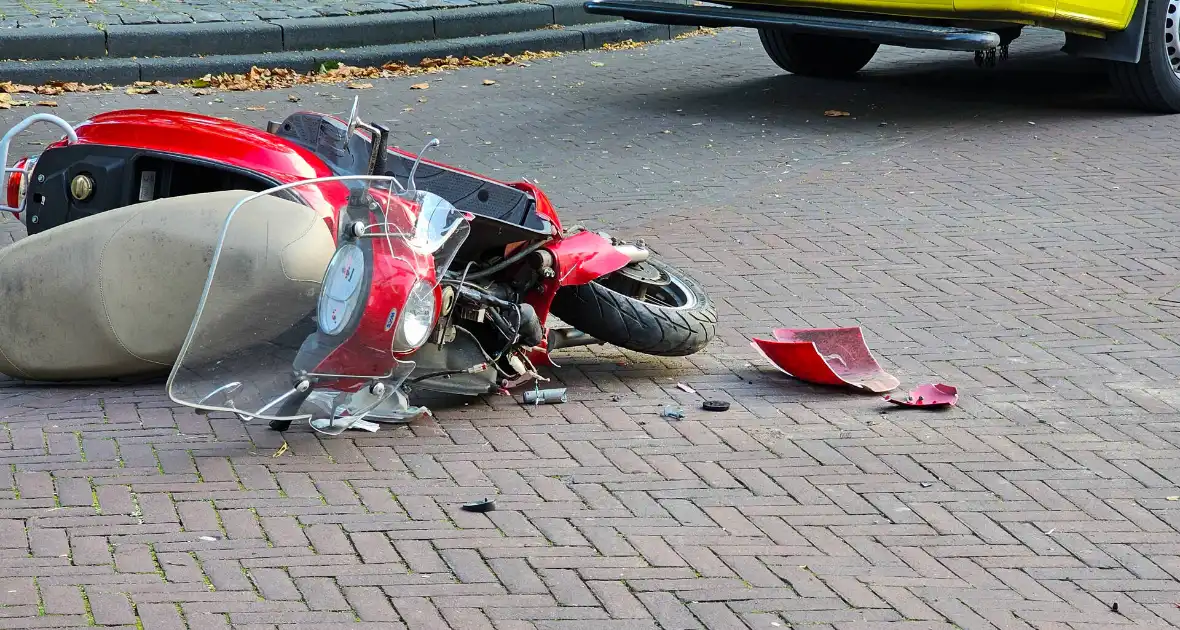 Scooterrijder gewond bij botsing op kruising - Foto 3