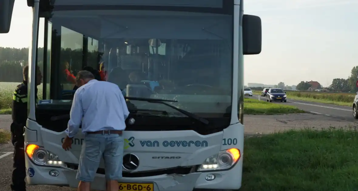 Lijnbus beschadigd bij ongeval met bestelbus - Foto 1