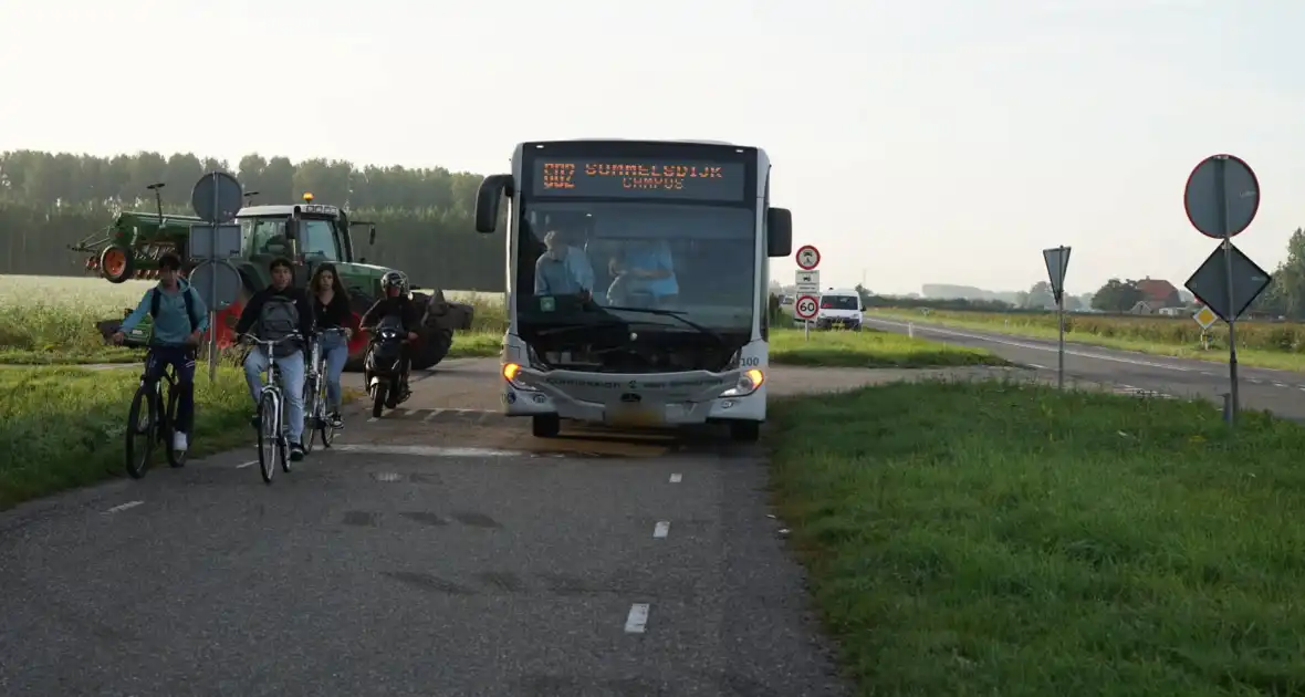 Lijnbus beschadigd bij ongeval met bestelbus - Foto 3