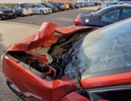 Auto zwaar beschadigd door explosief