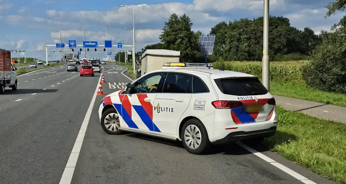 Markwagen schiet los en belandt op andere weghelft