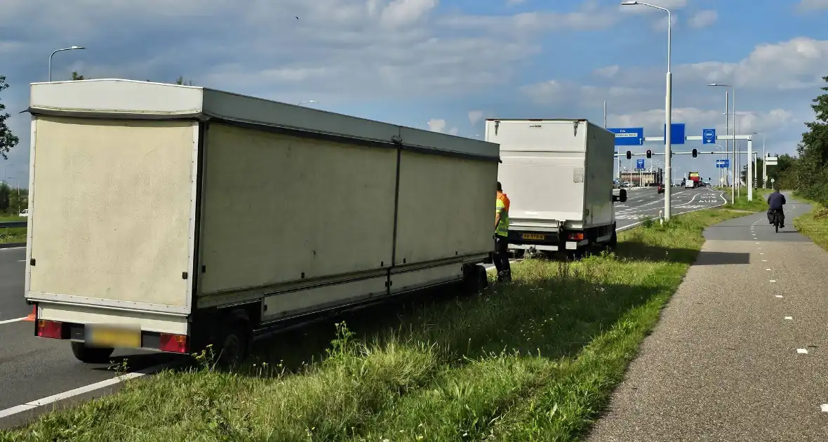 Markwagen schiet los en belandt op andere weghelft - Foto 1