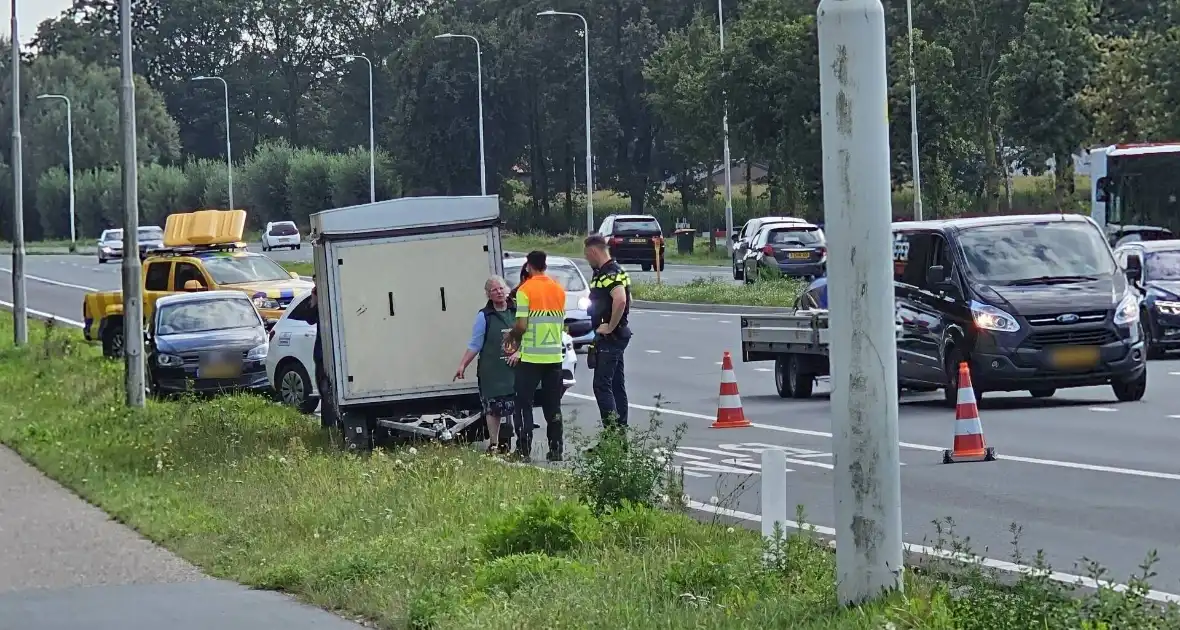 Markwagen schiet los en belandt op andere weghelft - Foto 3