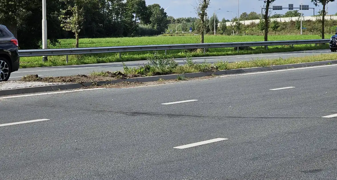 Markwagen schiet los en belandt op andere weghelft - Foto 4