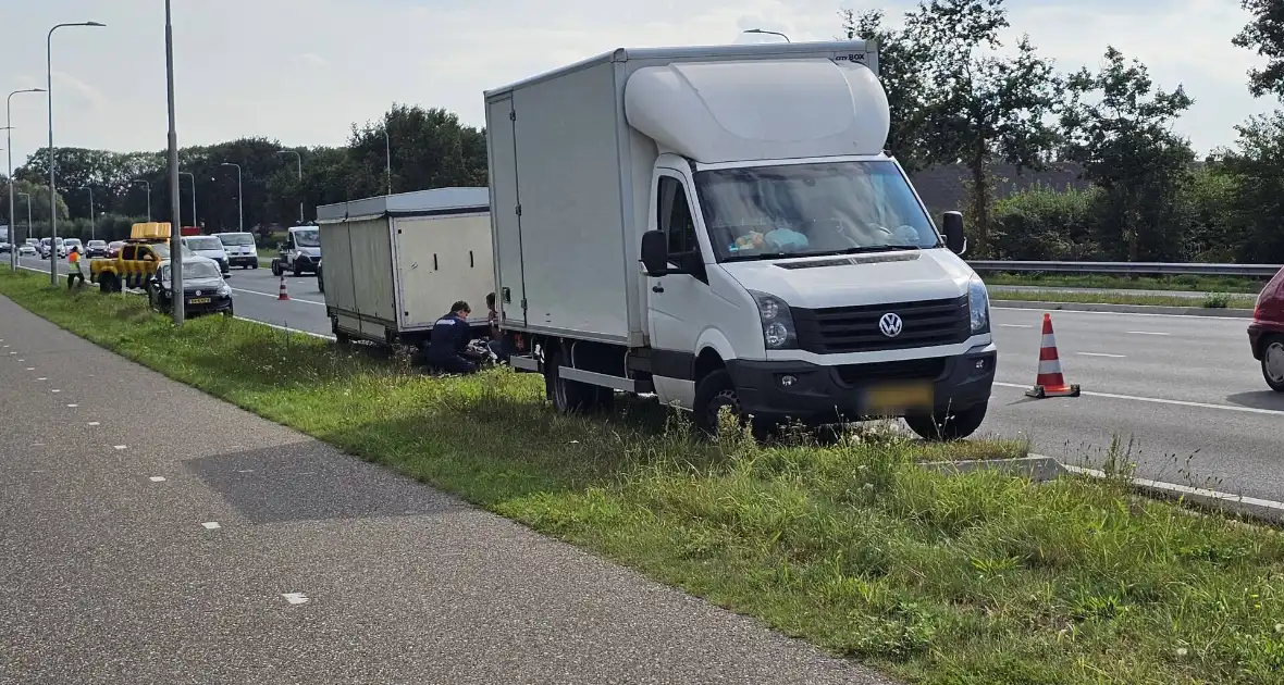 Markwagen schiet los en belandt op andere weghelft - Foto 6