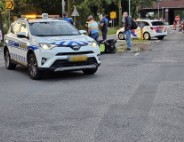 Persoon in scootmobiel valt om en raakt gewond