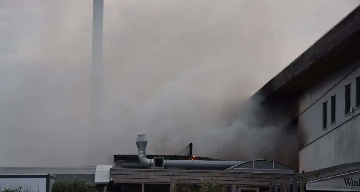 Grote uitslaande brand bij Neeltje Jans mosselen - Foto 3