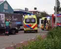 Scooterrijder bekneld onder auto