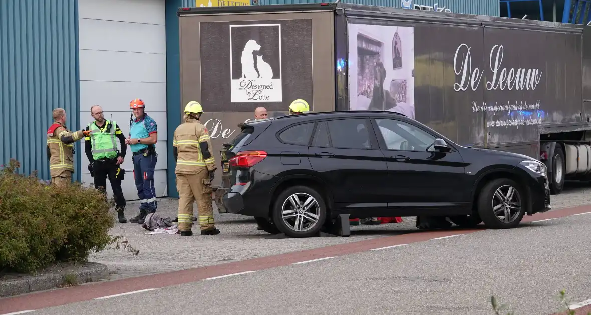 Scooterrijder bekneld onder auto - Foto 4