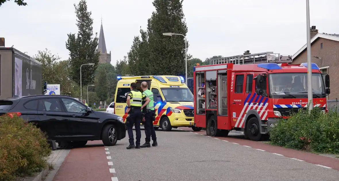 Scooterrijder bekneld onder auto - Foto 5