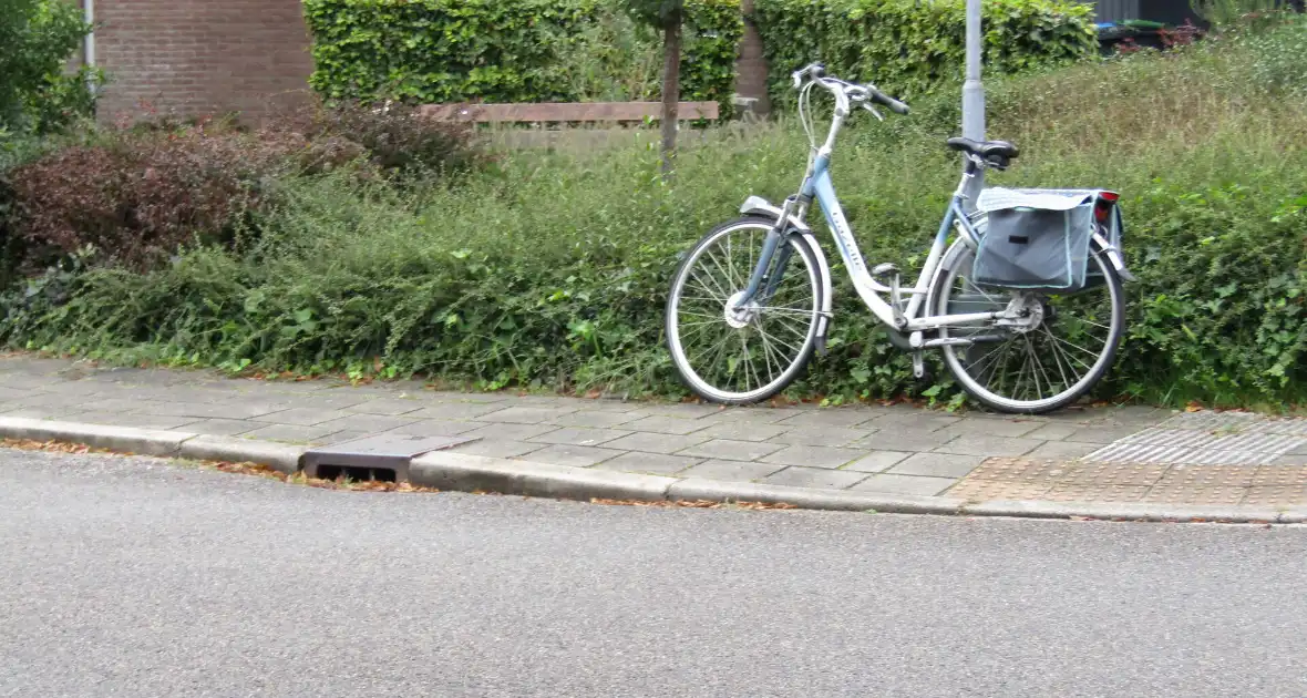 Fietsers in botsing bij inhaalactie - Foto 2