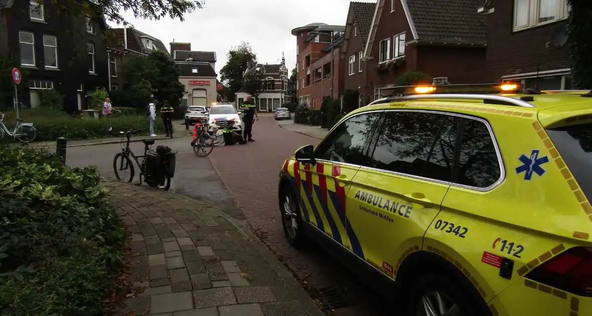Fietsers in botsing bij inhaalactie - Foto 3