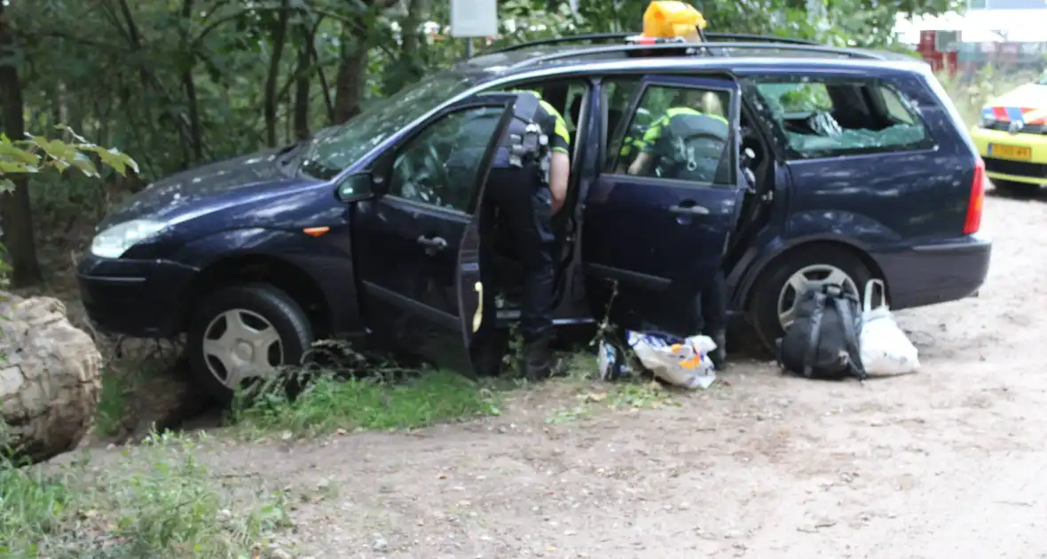 Bestuurder onder invloed botst op boomstronk - Foto 9