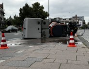 Voertuig van onkruidverdelger kantelt op fietspad