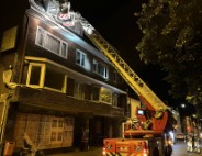 Losse dak delen dreigen te vallen