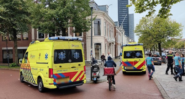 Scooterrijder en fiets in botsing