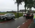 Auto zwaar beschadigd na botsing op boom