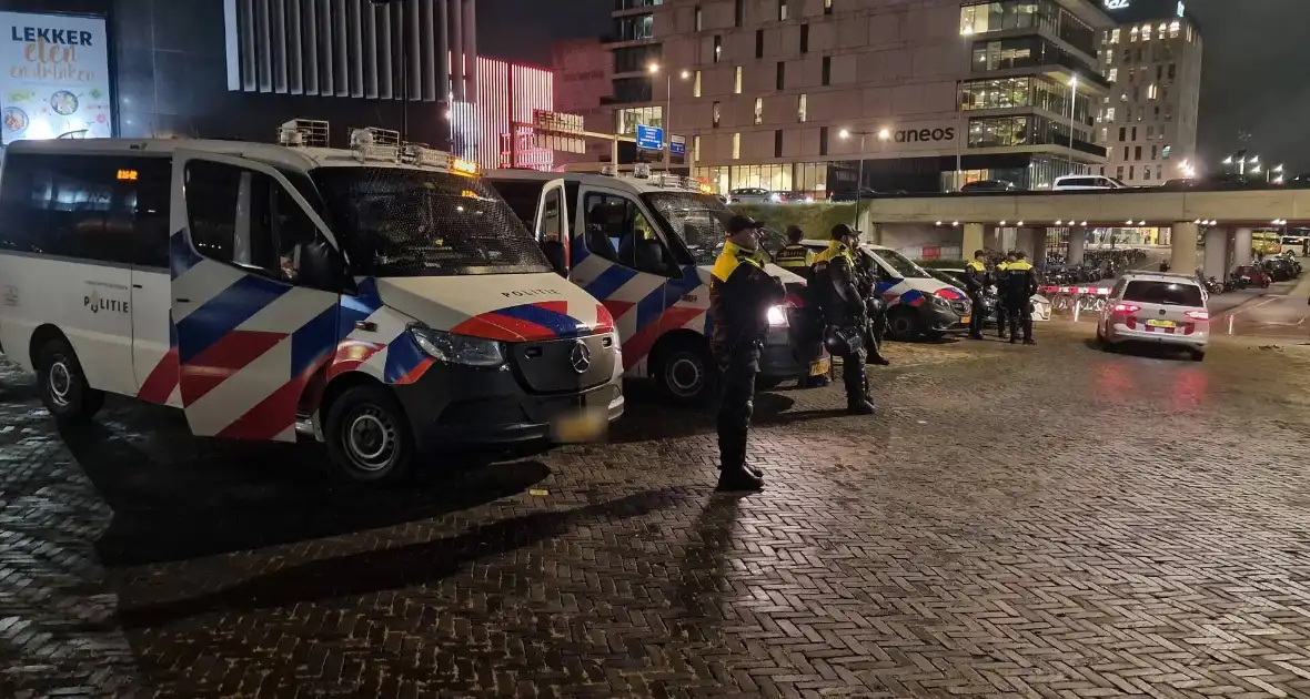 Politie massaal aanwezig bij wedstrijd van Ajax