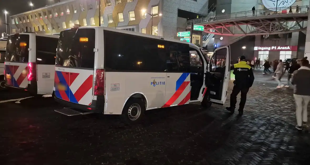 Politie massaal aanwezig bij wedstrijd van Ajax - Foto 1