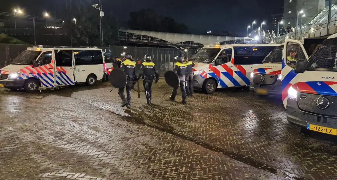 Politie massaal aanwezig bij wedstrijd van Ajax - Foto 10