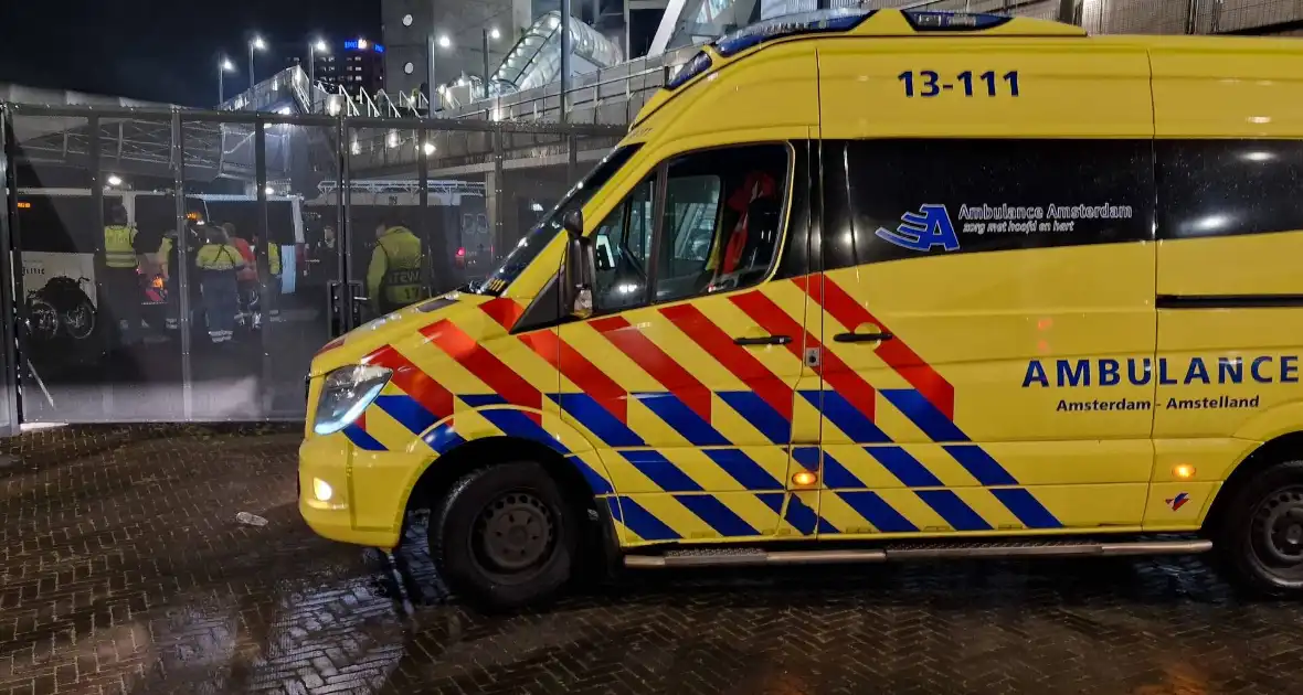 Politie massaal aanwezig bij wedstrijd van Ajax - Foto 11