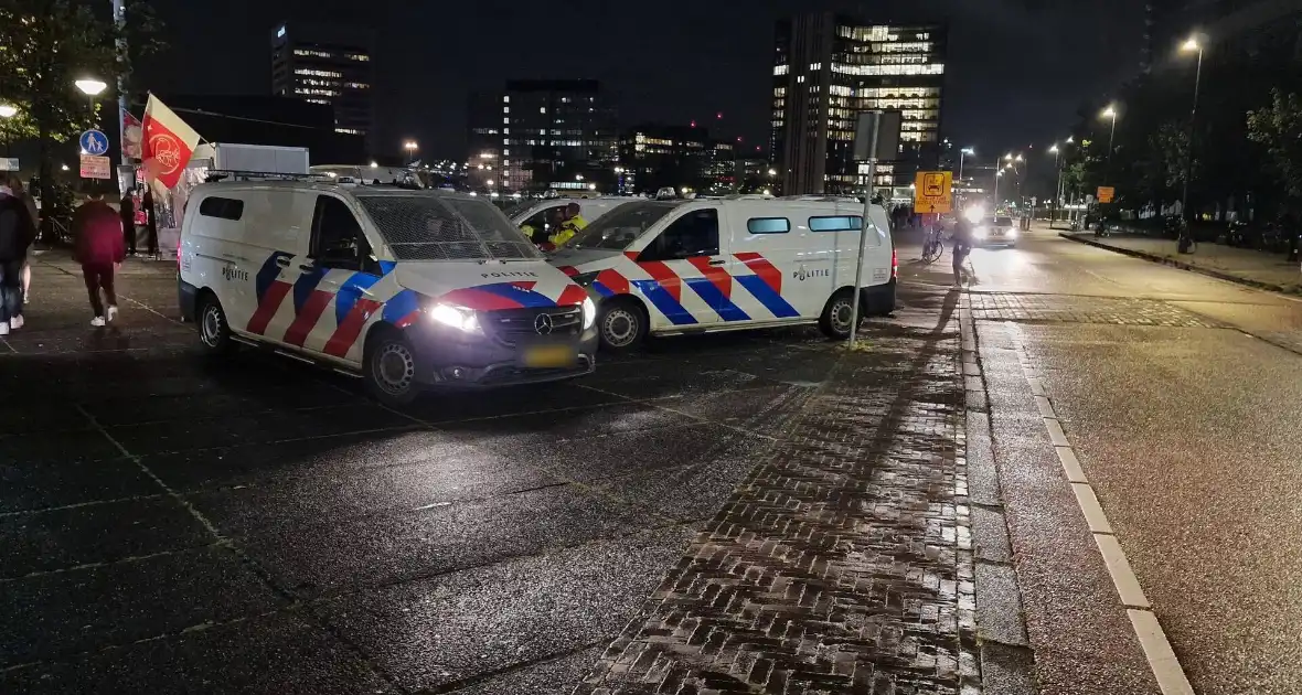 Politie massaal aanwezig bij wedstrijd van Ajax - Foto 2