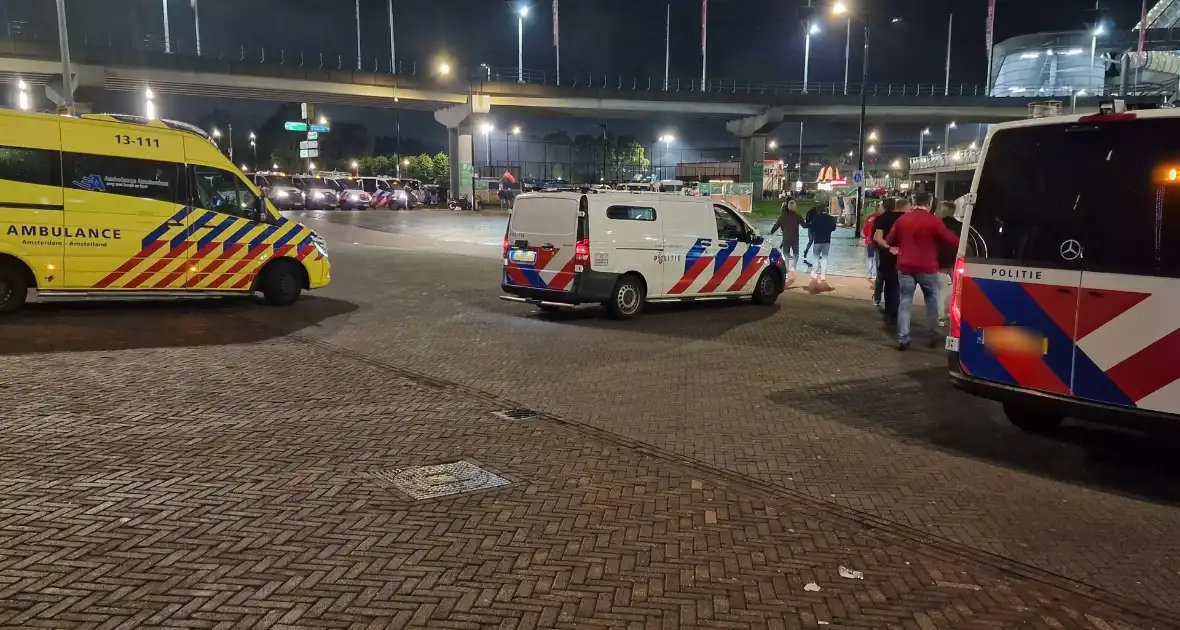 Politie massaal aanwezig bij wedstrijd van Ajax - Foto 3