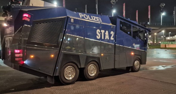 Politie massaal aanwezig bij wedstrijd van Ajax - Afbeelding 4