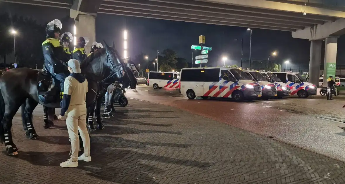 Politie massaal aanwezig bij wedstrijd van Ajax - Foto 5