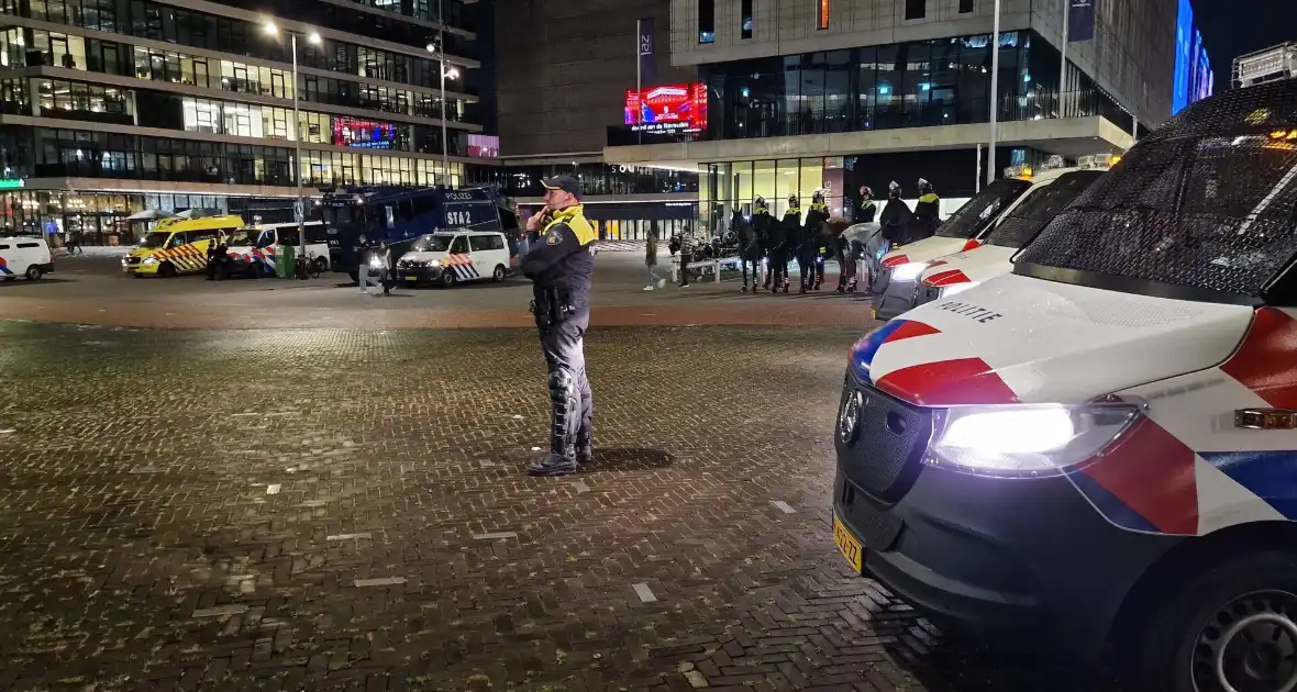 Politie massaal aanwezig bij wedstrijd van Ajax - Foto 7