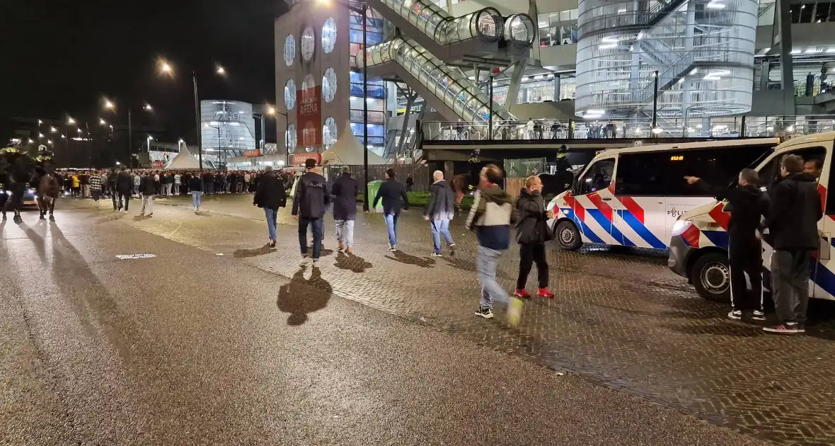 Politie massaal aanwezig bij wedstrijd van Ajax - Foto 8