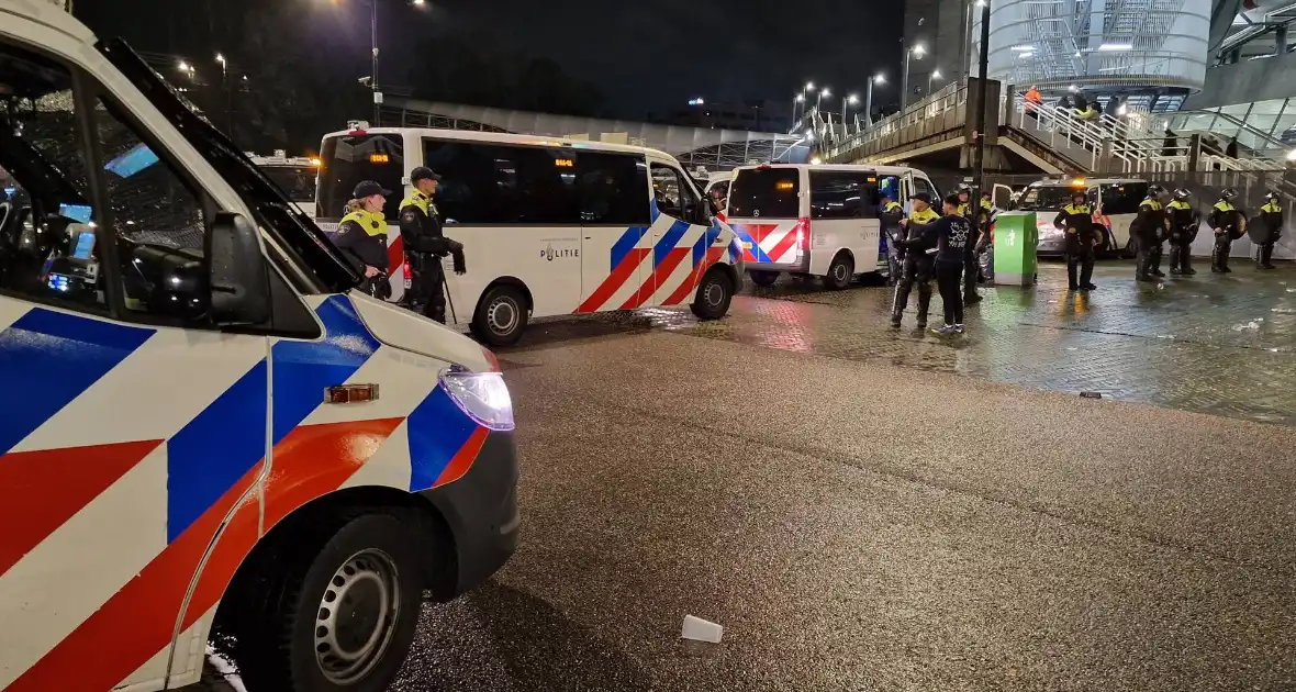 Politie massaal aanwezig bij wedstrijd van Ajax - Foto 9