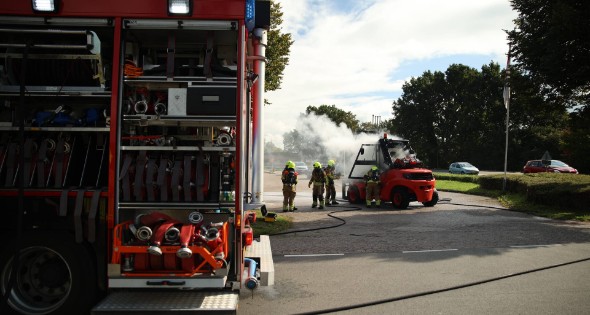 Brandweer blust brandende heftruck - Afbeelding 1