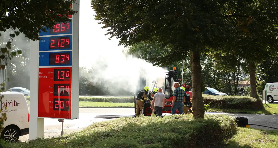 Brandweer blust brandende heftruck - Foto 2