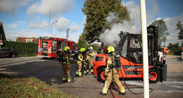 Brandweer blust brandende heftruck - Afbeelding 3