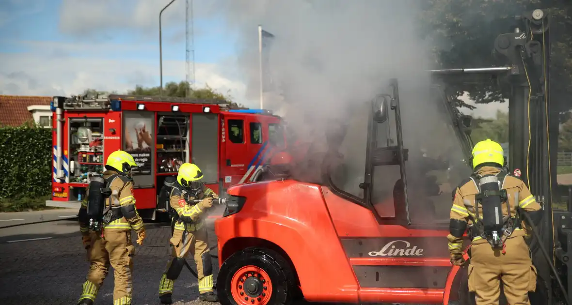 Brandweer blust brandende heftruck - Foto 5